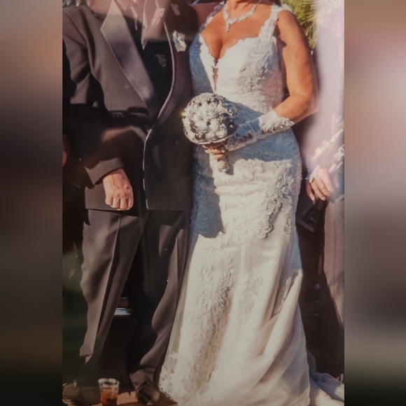 Wedding gown - Picture 2 of 3